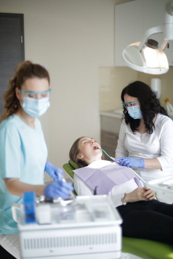 Implantes dentales de titanio